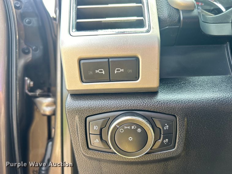 image for item DO6601 2017 Ford F350 Super Duty Crew Cab flatbed pickup truck