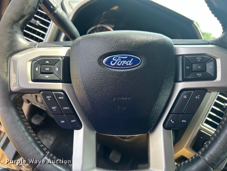 image for item DO6601 2017 Ford F350 Super Duty Crew Cab flatbed pickup truck