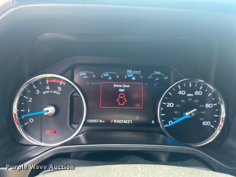 image for item DO6601 2017 Ford F350 Super Duty Crew Cab flatbed pickup truck