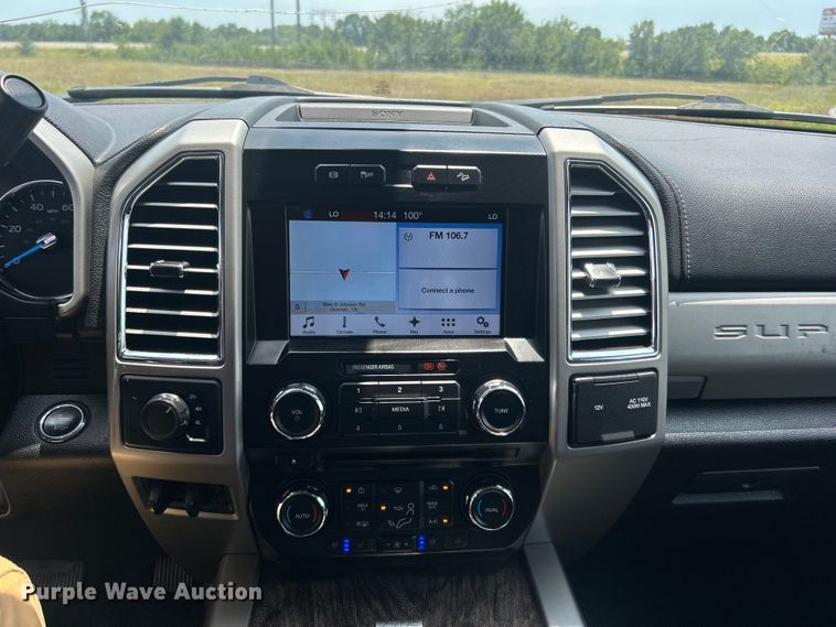 image for item DO6601 2017 Ford F350 Super Duty Crew Cab flatbed pickup truck