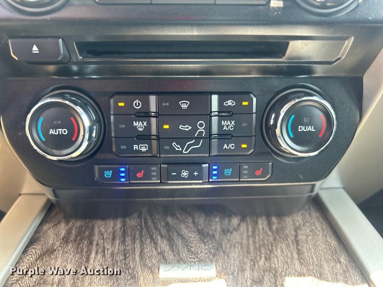 image for item DO6601 2017 Ford F350 Super Duty Crew Cab flatbed pickup truck