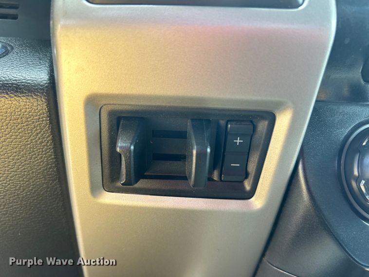 image for item DO6601 2017 Ford F350 Super Duty Crew Cab flatbed pickup truck