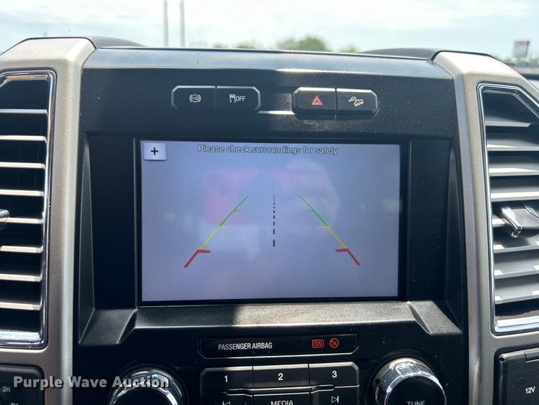 image for item DO6601 2017 Ford F350 Super Duty Crew Cab flatbed pickup truck