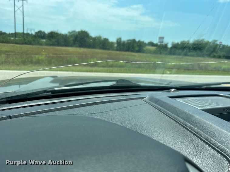 image for item DO6601 2017 Ford F350 Super Duty Crew Cab flatbed pickup truck