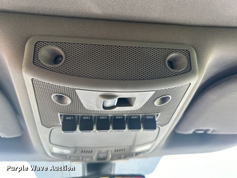 image for item DO6601 2017 Ford F350 Super Duty Crew Cab flatbed pickup truck