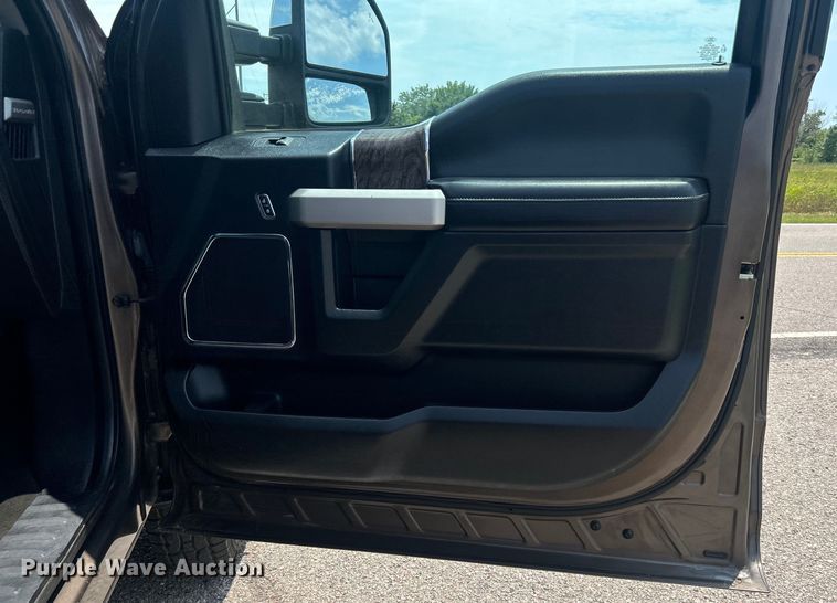 image for item DO6601 2017 Ford F350 Super Duty Crew Cab flatbed pickup truck