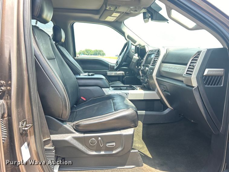 image for item DO6601 2017 Ford F350 Super Duty Crew Cab flatbed pickup truck