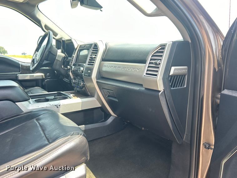 image for item DO6601 2017 Ford F350 Super Duty Crew Cab flatbed pickup truck