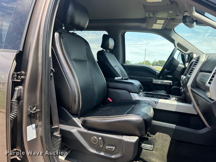 image for item DO6601 2017 Ford F350 Super Duty Crew Cab flatbed pickup truck