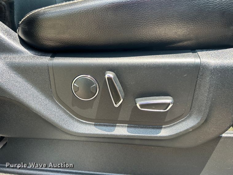 image for item DO6601 2017 Ford F350 Super Duty Crew Cab flatbed pickup truck