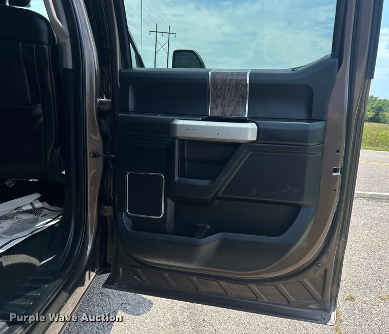 image for item DO6601 2017 Ford F350 Super Duty Crew Cab flatbed pickup truck