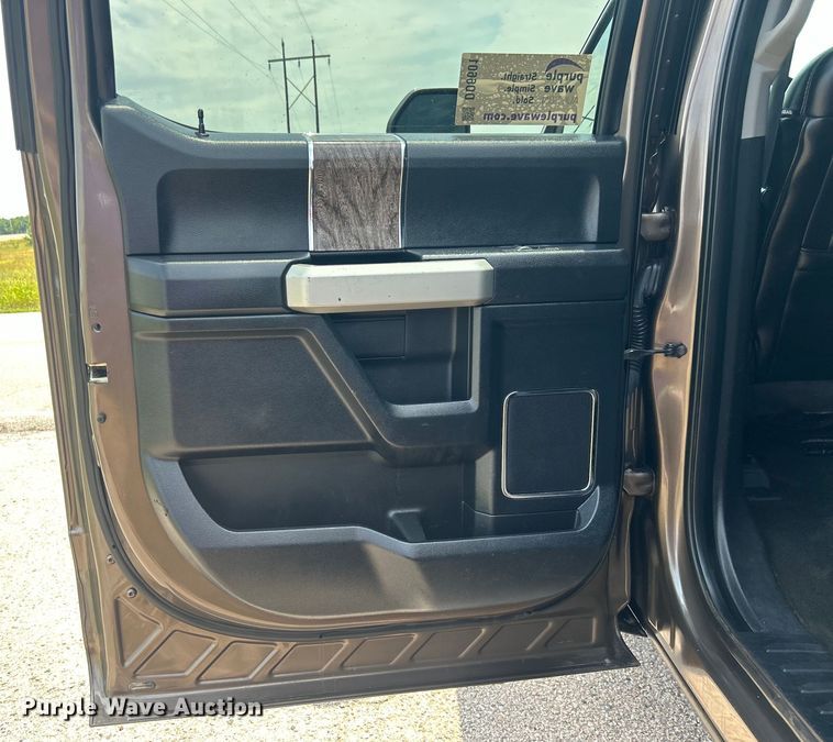 image for item DO6601 2017 Ford F350 Super Duty Crew Cab flatbed pickup truck