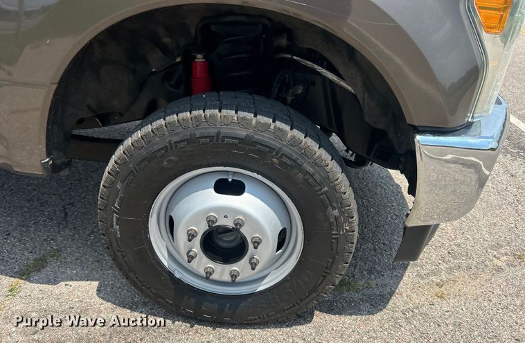 image for item DO6601 2017 Ford F350 Super Duty Crew Cab flatbed pickup truck