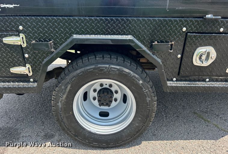 image for item DO6601 2017 Ford F350 Super Duty Crew Cab flatbed pickup truck