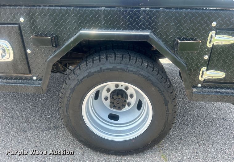 image for item DO6601 2017 Ford F350 Super Duty Crew Cab flatbed pickup truck