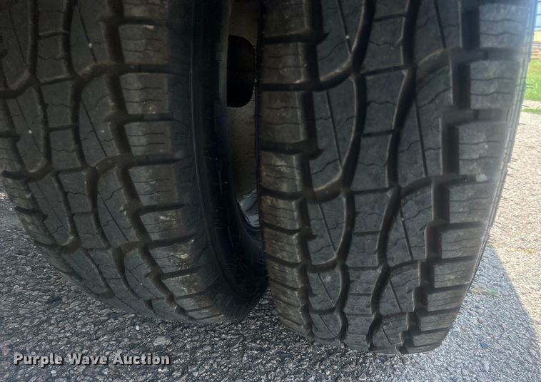 image for item DO6601 2017 Ford F350 Super Duty Crew Cab flatbed pickup truck