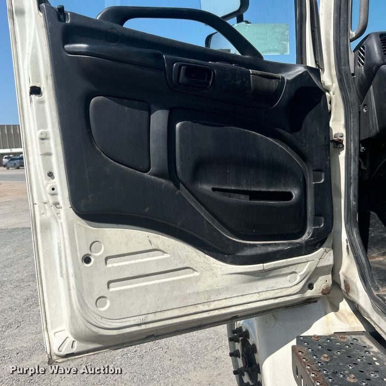 image for item DO6606 2011 Hino 268 delivery truck