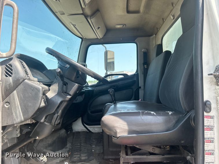 image for item DO6606 2011 Hino 268 delivery truck