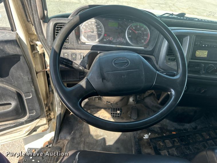 image for item DO6606 2011 Hino 268 delivery truck