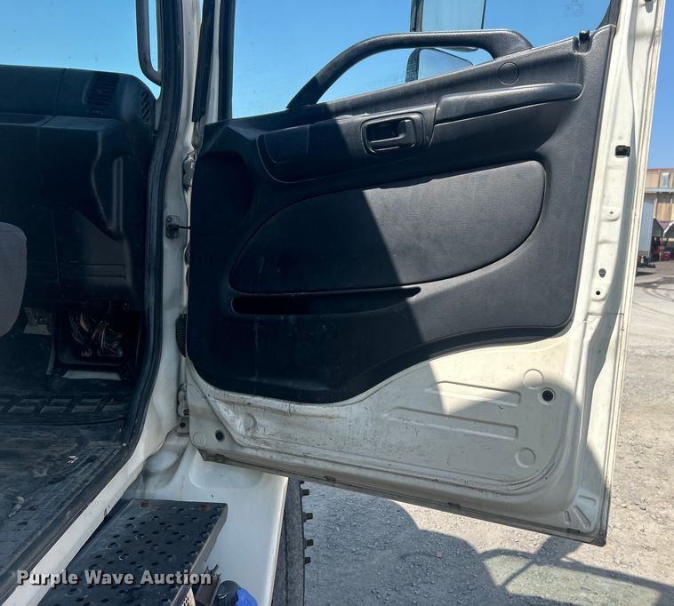 image for item DO6606 2011 Hino 268 delivery truck