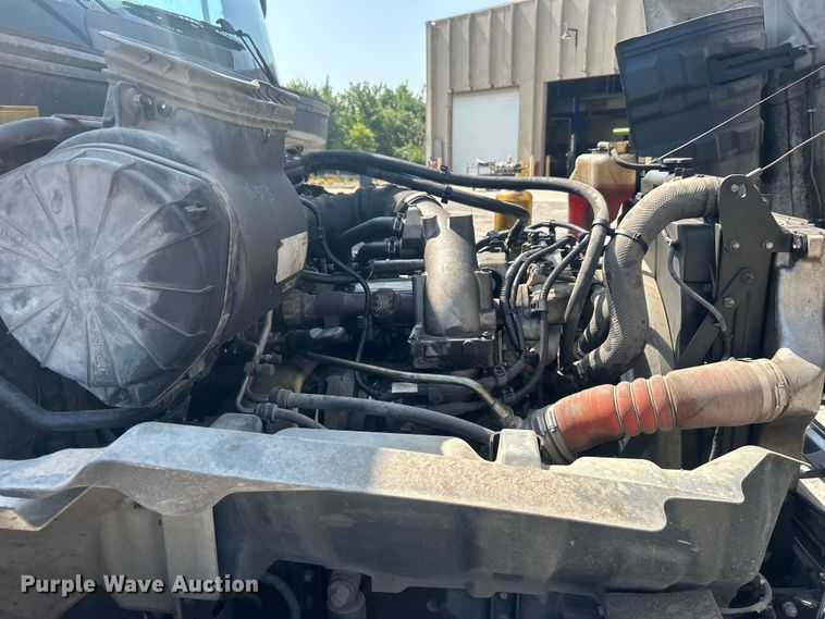 image for item DO6606 2011 Hino 268 delivery truck