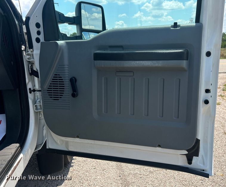 image for item DO6613 2015 Ford F450 Super Duty SuperCab truck cab and chassis