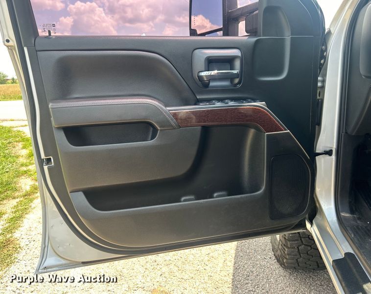 image for item DO6614 2017 GMC Sierra 2500HD Crew Cab pickup truck