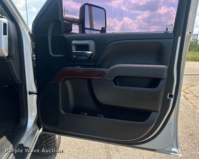 image for item DO6614 2017 GMC Sierra 2500HD Crew Cab pickup truck