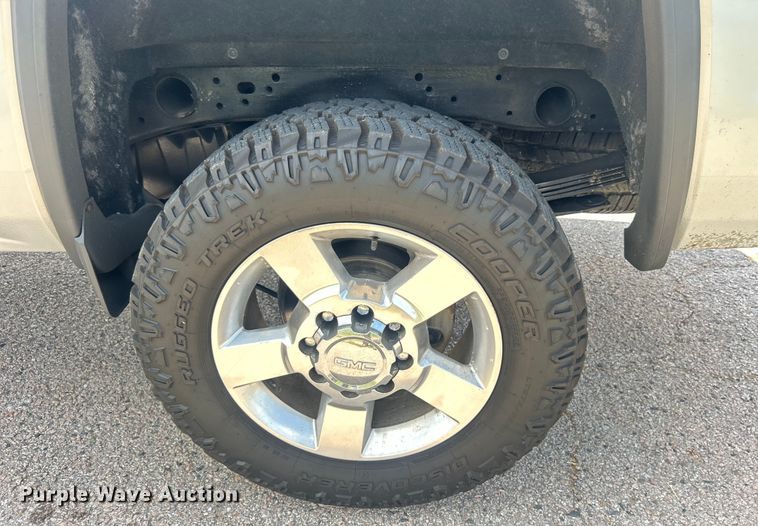 image for item DO6614 2017 GMC Sierra 2500HD Crew Cab pickup truck