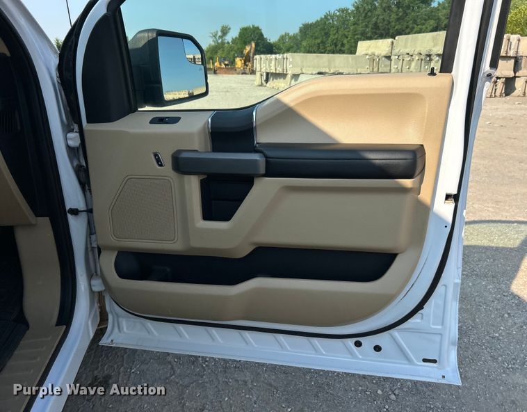 image for item DO6622 2017 Ford F150 XLT SuperCrew pickup truck