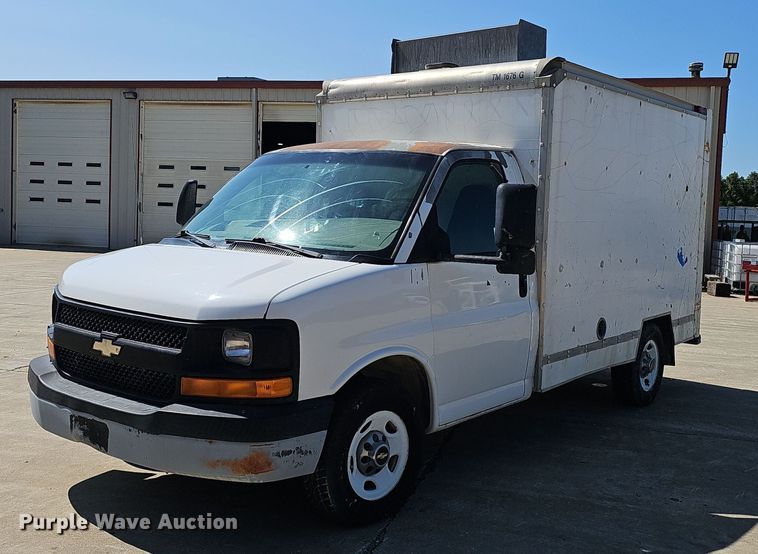 image for item DP6586 2003 GMC Savana box truck