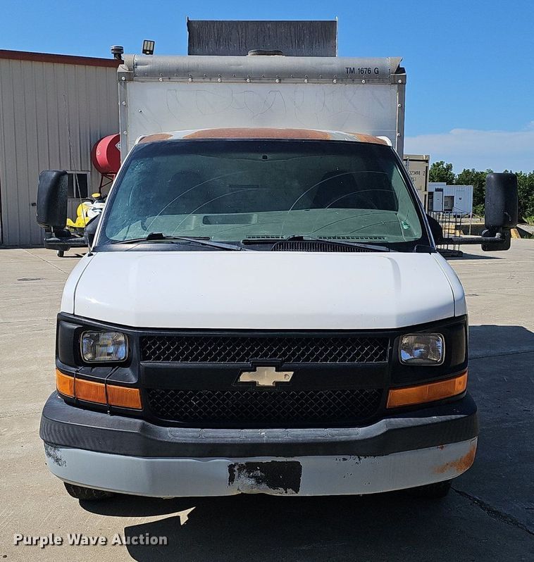 image for item DP6586 2003 GMC Savana box truck
