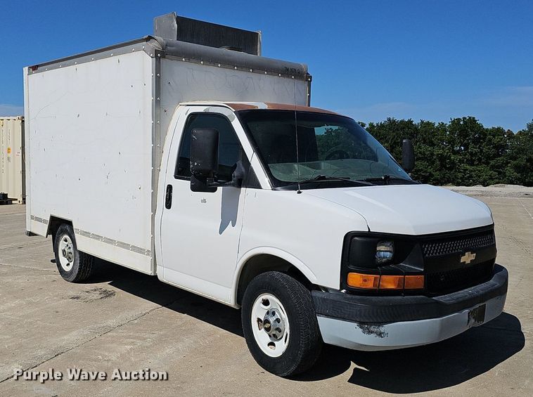 image for item DP6586 2003 GMC Savana box truck