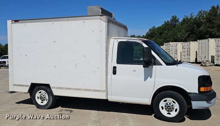 image for item DP6586 2003 GMC Savana box truck