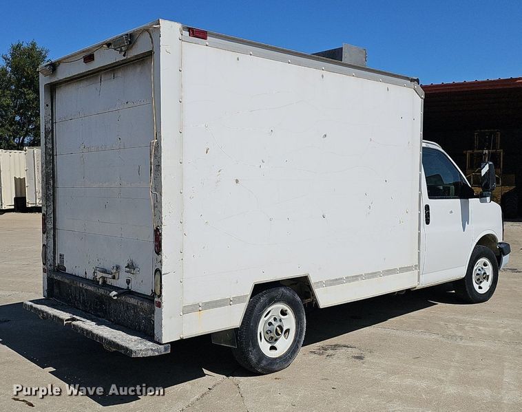 image for item DP6586 2003 GMC Savana box truck