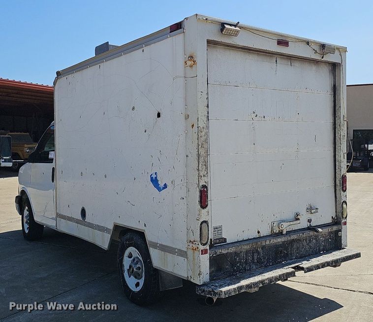 image for item DP6586 2003 GMC Savana box truck