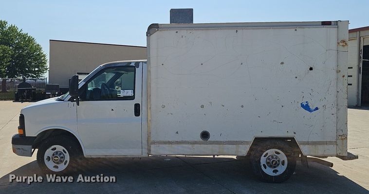 image for item DP6586 2003 GMC Savana box truck