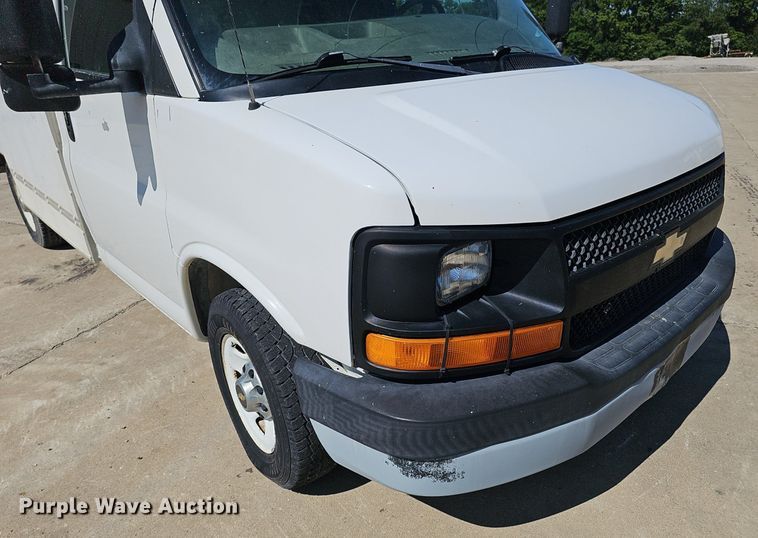 image for item DP6586 2003 GMC Savana box truck