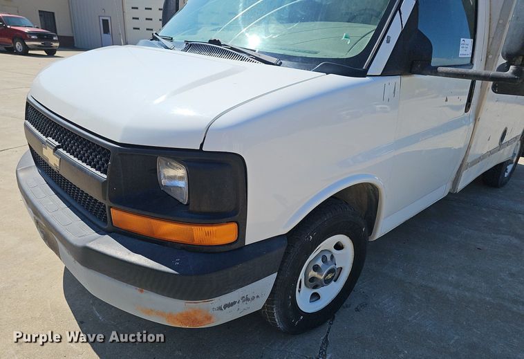 image for item DP6586 2003 GMC Savana box truck