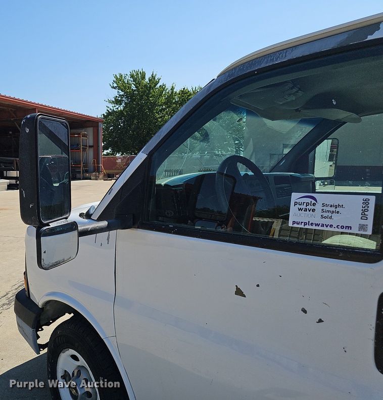 image for item DP6586 2003 GMC Savana box truck