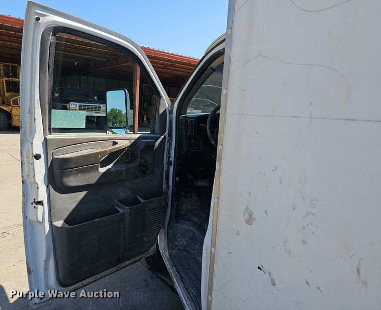 image for item DP6586 2003 GMC Savana box truck
