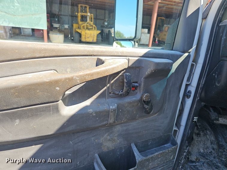 image for item DP6586 2003 GMC Savana box truck