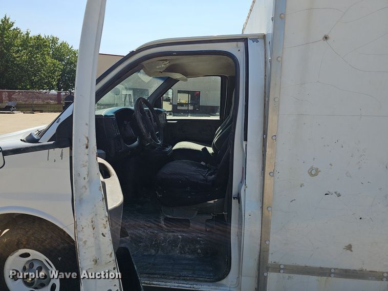 image for item DP6586 2003 GMC Savana box truck