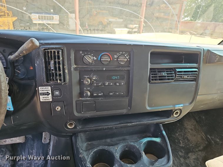 image for item DP6586 2003 GMC Savana box truck