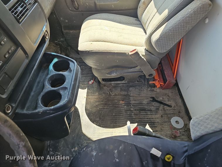 image for item DP6586 2003 GMC Savana box truck