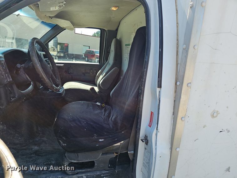 image for item DP6586 2003 GMC Savana box truck