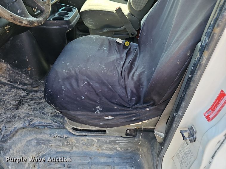 image for item DP6586 2003 GMC Savana box truck