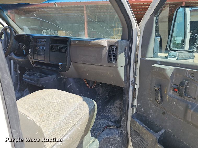 image for item DP6586 2003 GMC Savana box truck