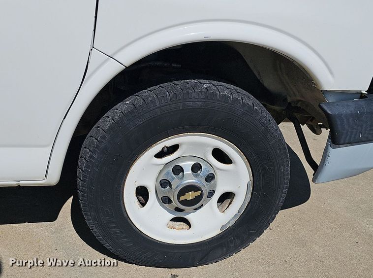 image for item DP6586 2003 GMC Savana box truck