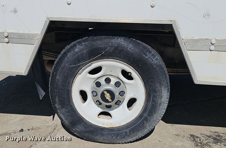 image for item DP6586 2003 GMC Savana box truck